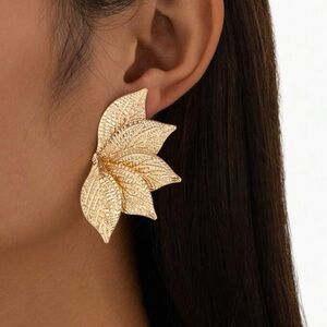Elegant Gold Symmetrical Leaf Earrings